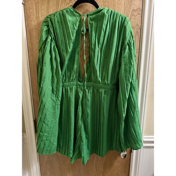 Pretty Little Thing Women Romper Playsuit Green Pleated Plunge Long Sleeve UK 12 - Picture 2 of 12